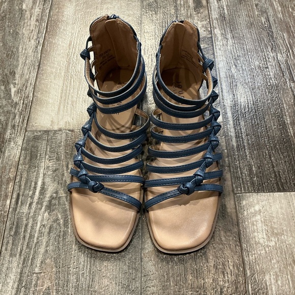 Journee Collection Navy and Tan Strappy Sandals Size 8.5 - Picture 11 of 12